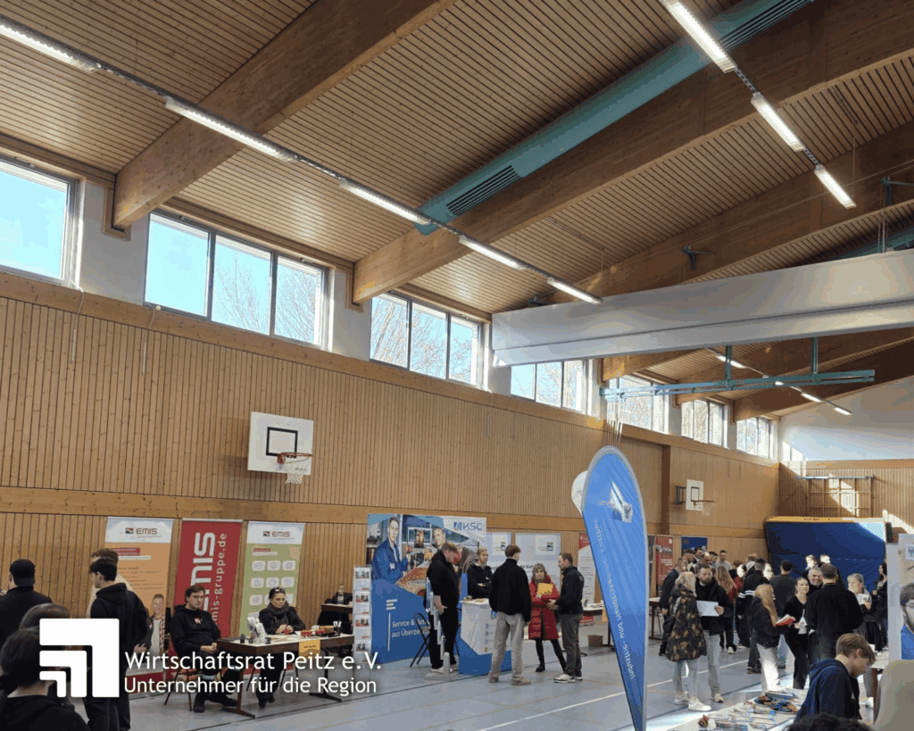 Mitgliedsunternehmen des Wirtschaftsrates Peitz e.V. im Gespräch mit Jugendlichen auf der Ausbildungsmesse der Peitzer Oberschule